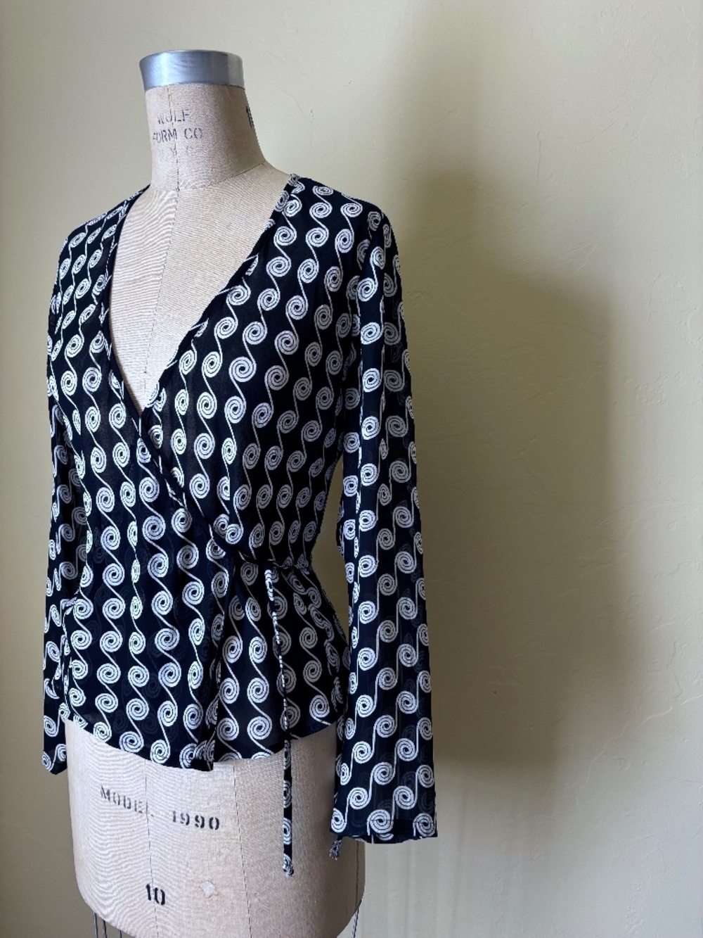 TESSUTO Black White ABSTRACT Print Sheer WRAP BLOUSE Tunic - MEDIUM Deep V Neck